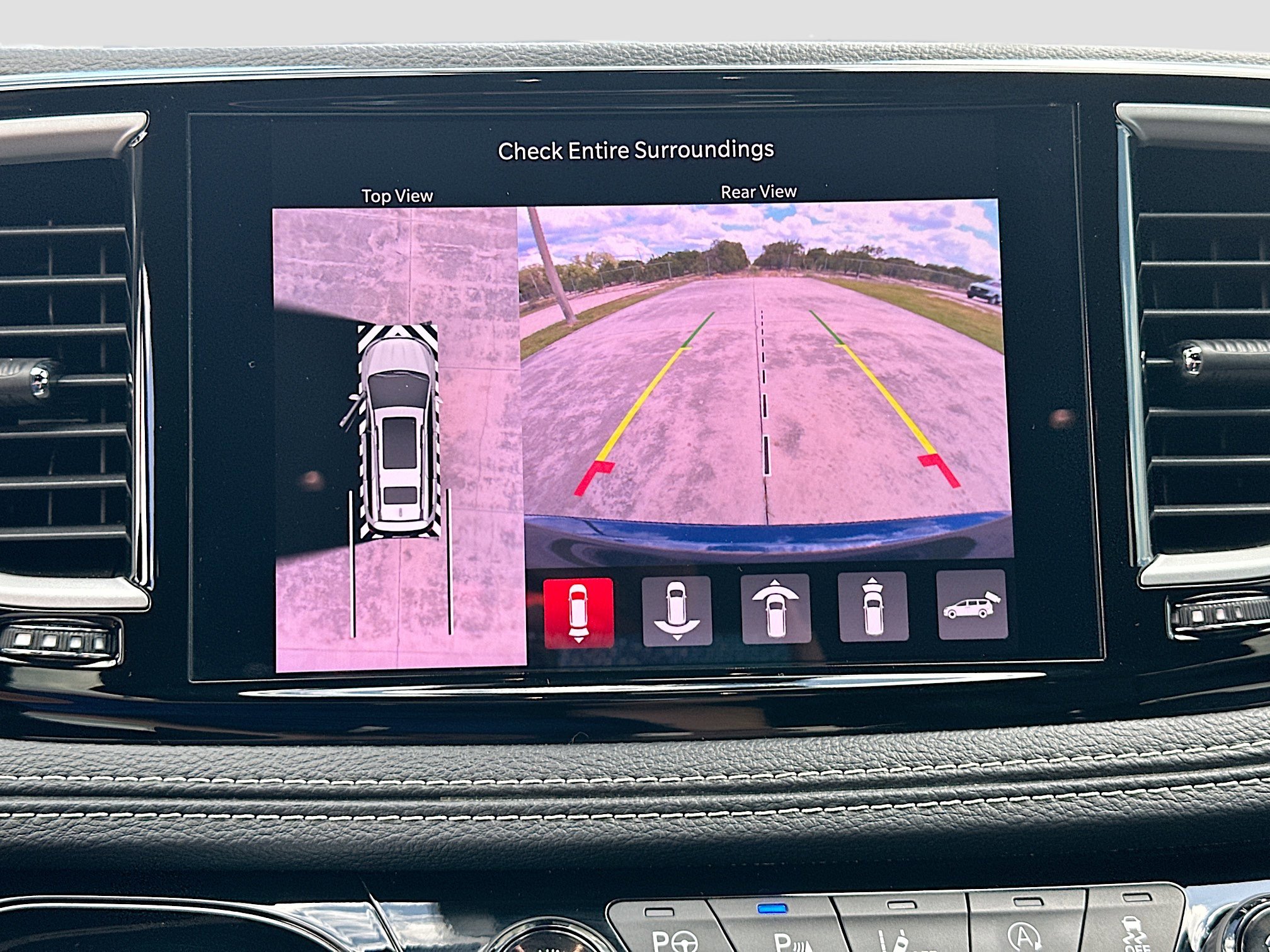 Used 2025 Chrysler Pacifica Select FWD image 13