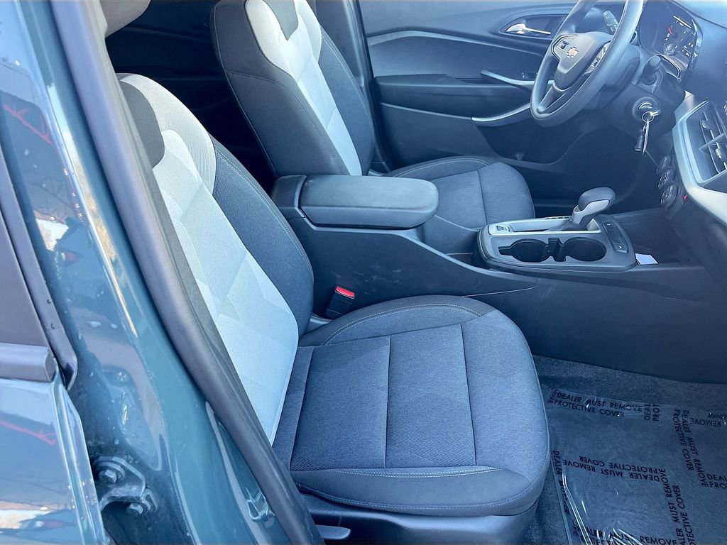 Used 2025 Chevrolet Trax LS w/ LS Convenience Package FWD image 26