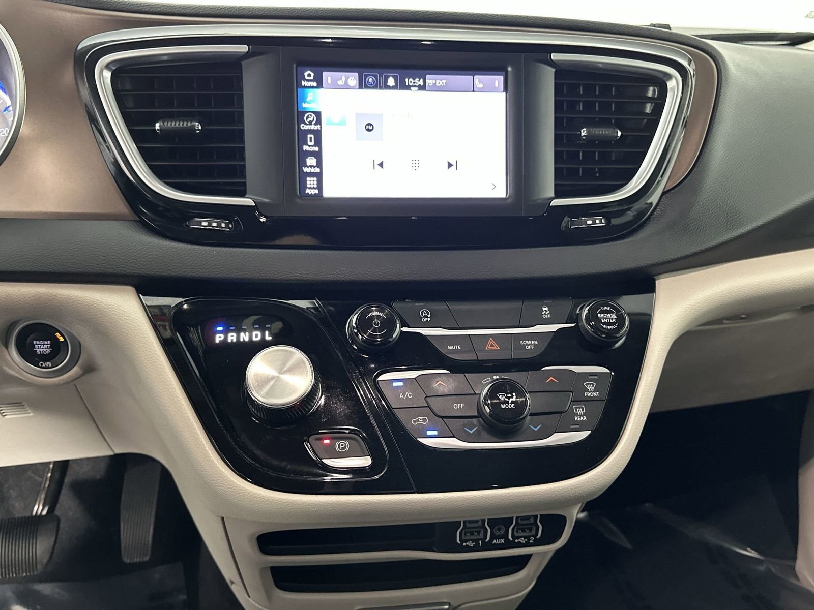 Used 2023 Chrysler Voyager LX image 25