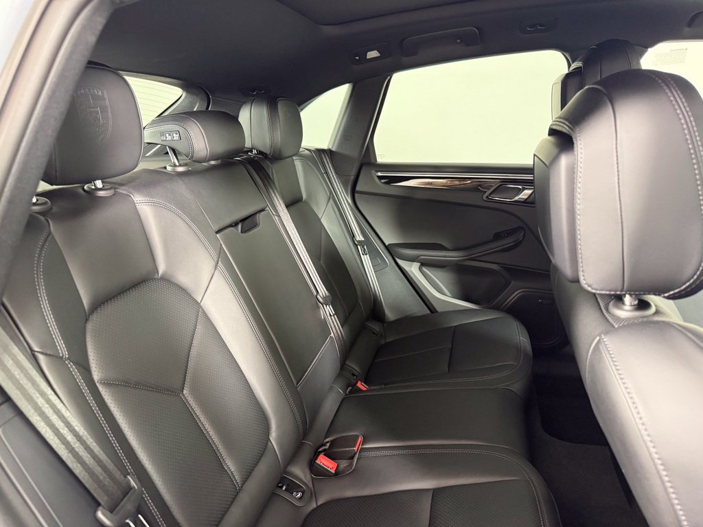 Certified 2025 Porsche Macan AWD/4WD image 18