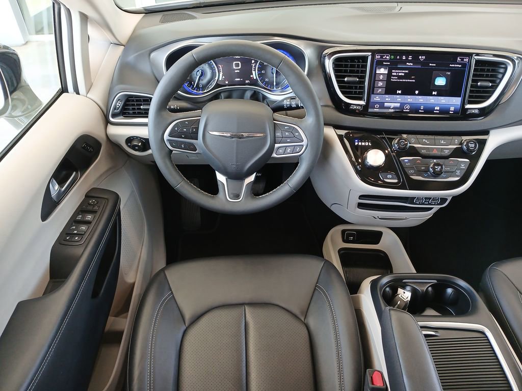 Used 2024 Chrysler Pacifica Touring-L FWD image 20