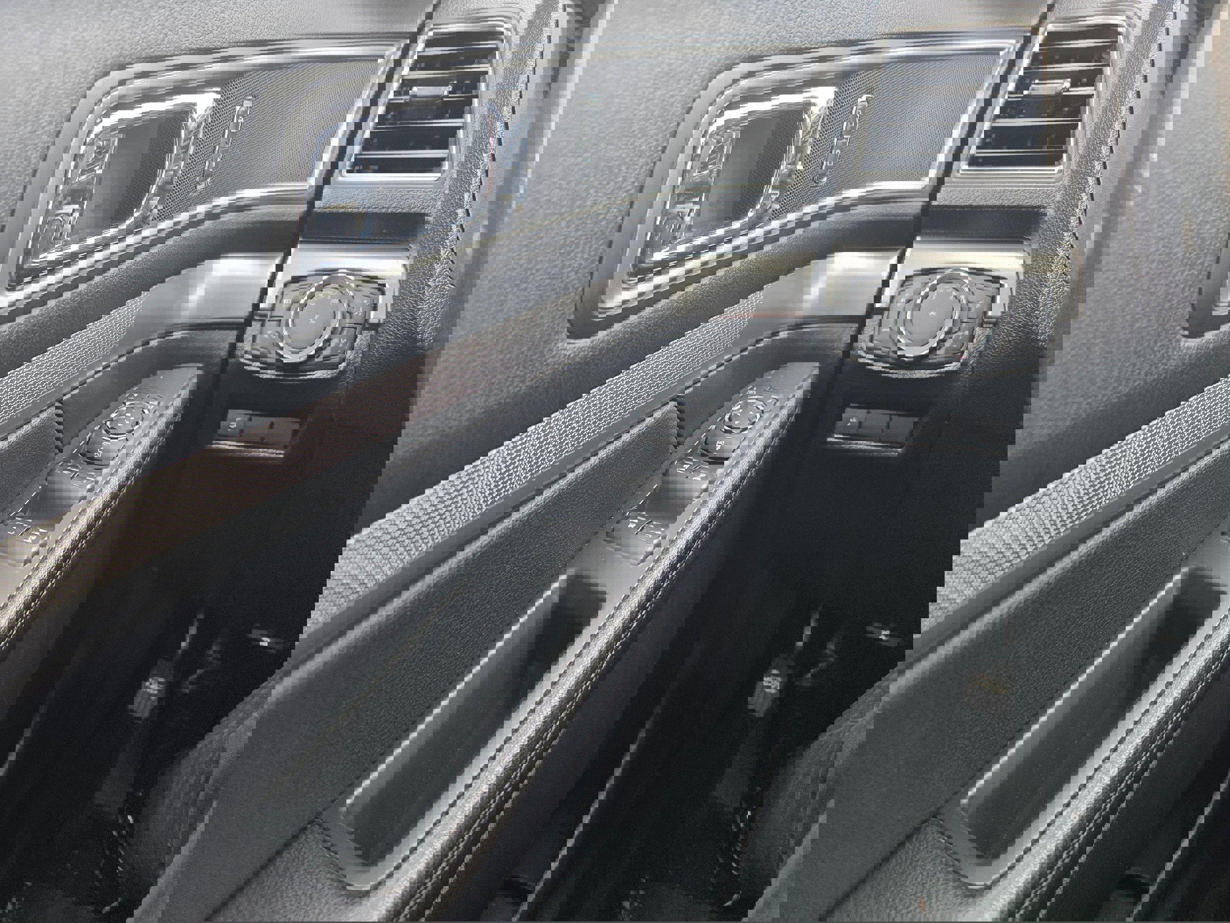 Used 2018 Ford Explorer XLT w/ Equipment Group 201A image 16