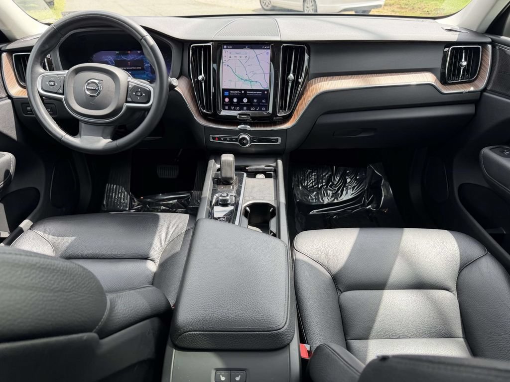 Used 2022 Volvo XC60 B5 Momentum w/ Climate Package AWD/4WD image 2