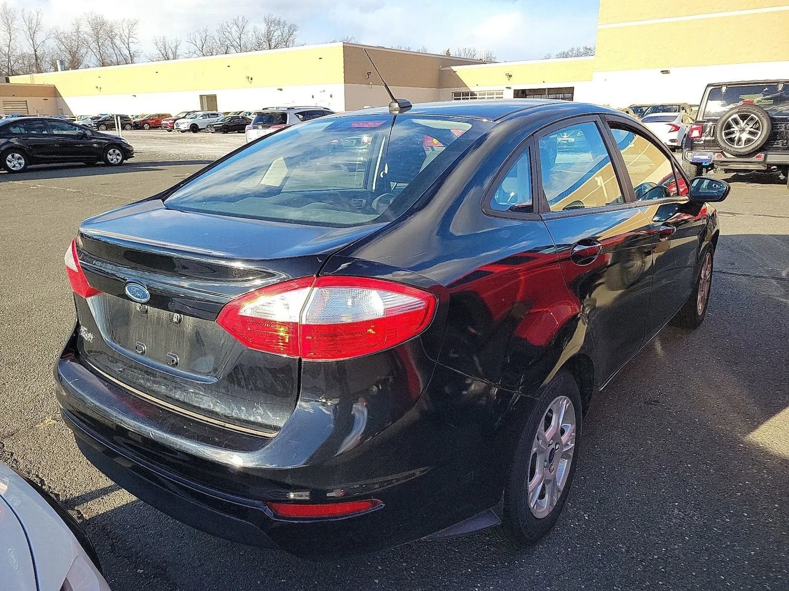 Used 2016 Ford Fiesta SE image 2
