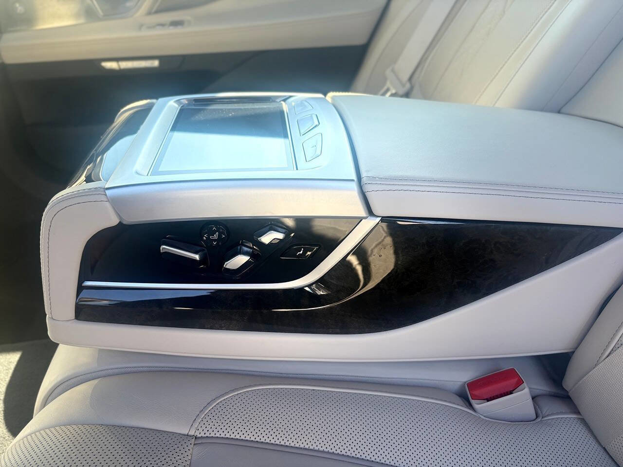 Used 2018 BMW 750i xDrive AWD/4WD image 12