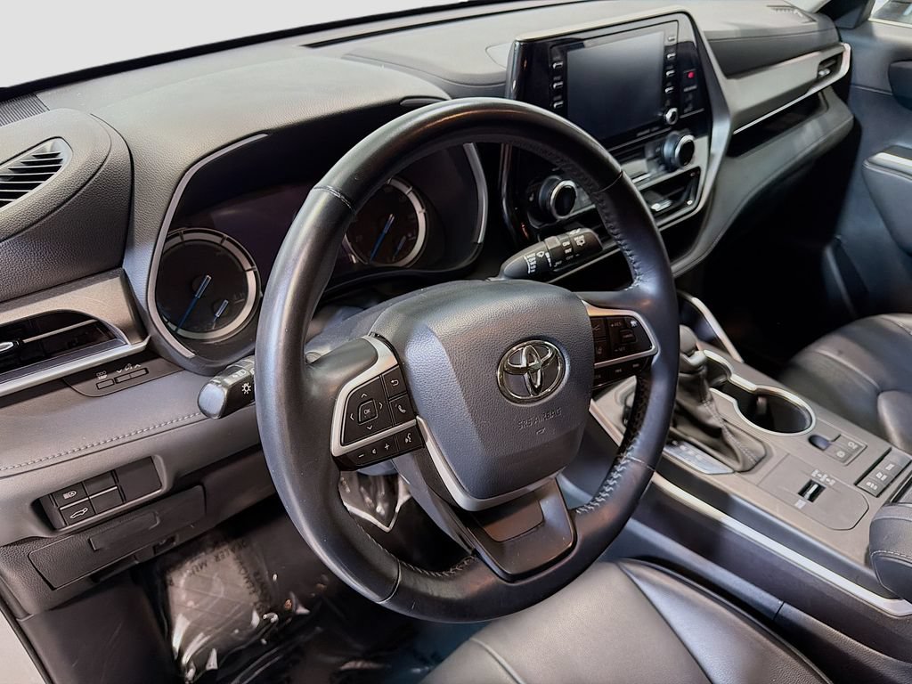 Used 2022 Toyota Highlander XLE AWD/4WD image 11