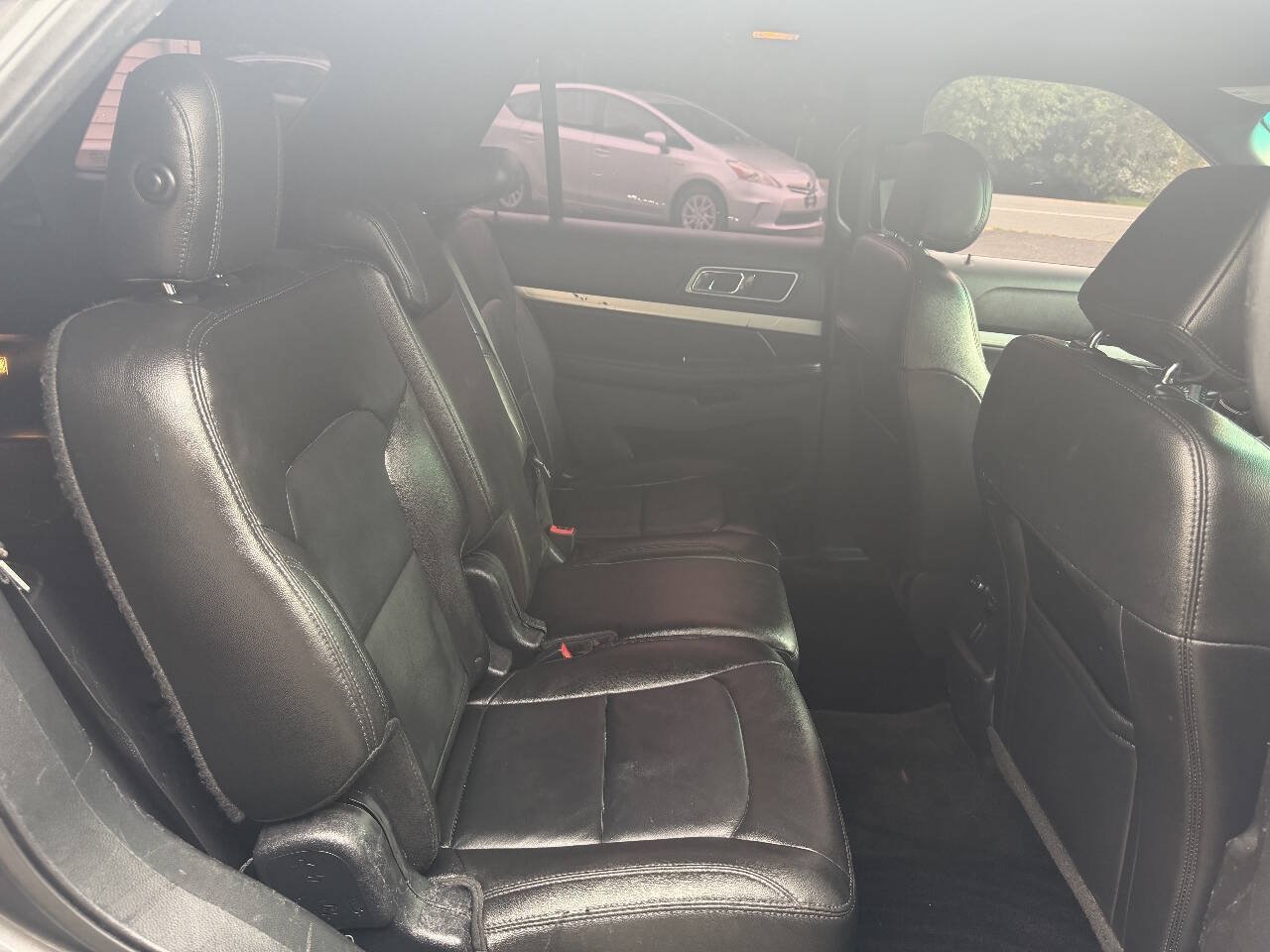 Used 2017 Ford Explorer XLT w/ Equipment Group 202A AWD/4WD image 22