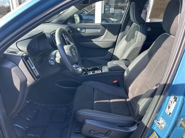 Certified 2025 Volvo XC40 B5 Plus image 16