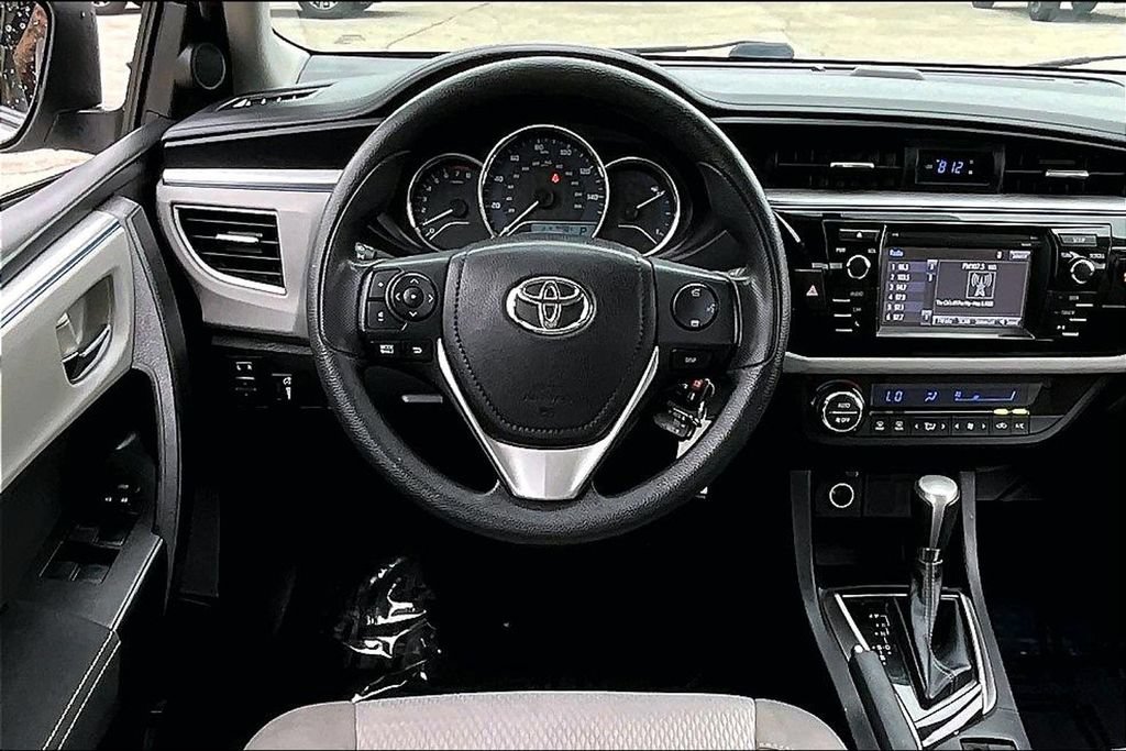 Used 2015 Toyota Corolla LE FWD image 17