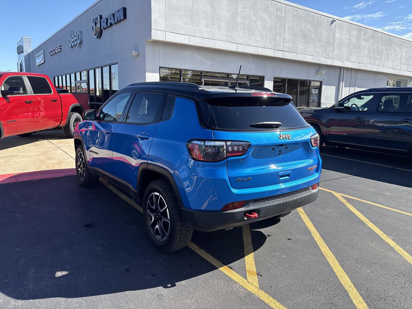 Used 2025 Jeep Compass Trailhawk w/ Sun & Sound Group AWD/4WD image 7