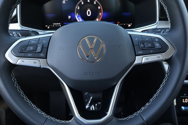 Certified 2025 Volkswagen Taos SE image 18