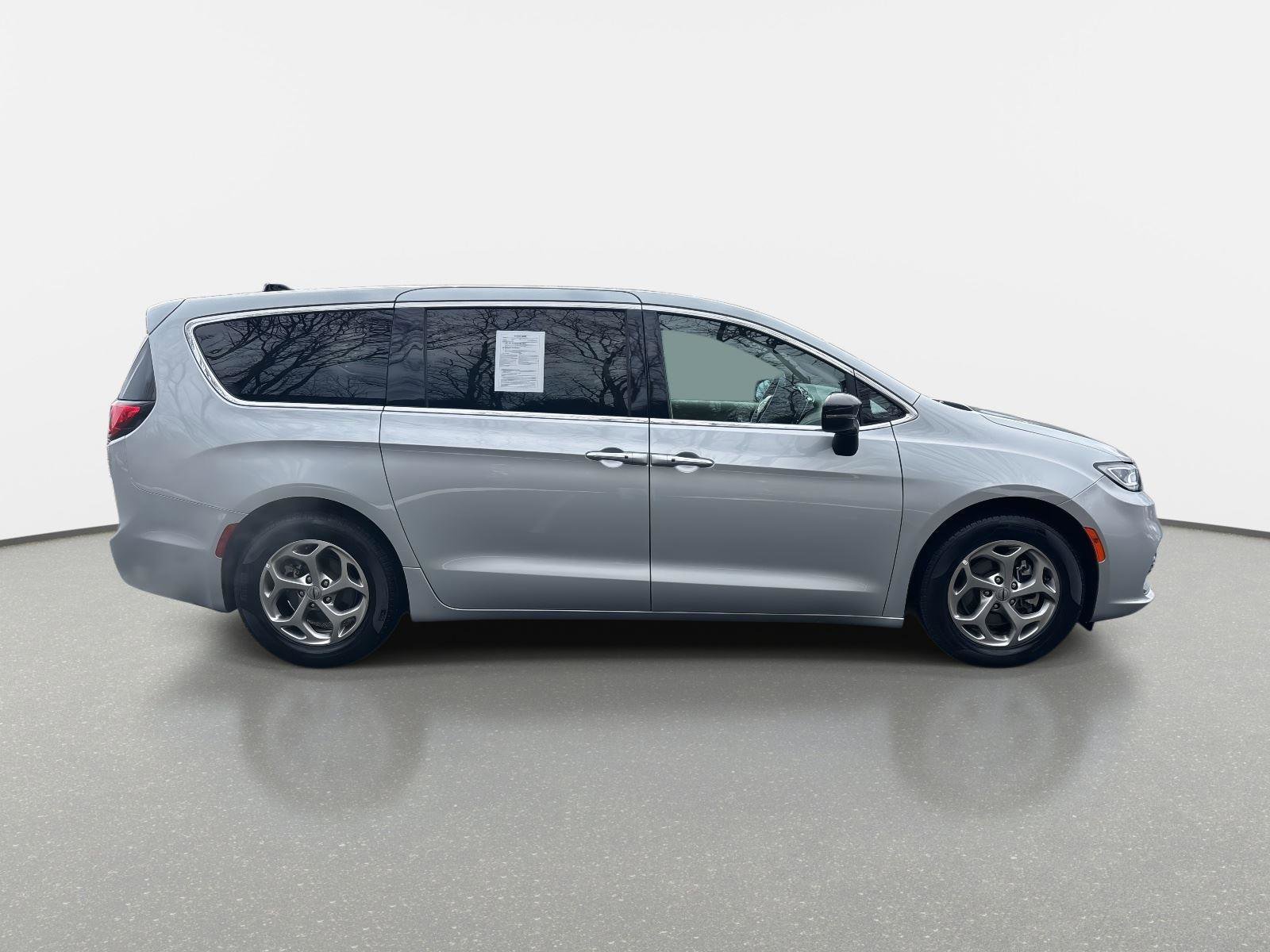 Used 2024 Chrysler Pacifica Limited image 4