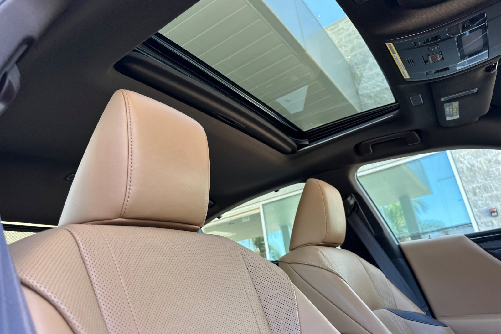 Used 2019 Lexus ES 300h Ultra Luxury w/ Accessory Package 2 FWD image 16