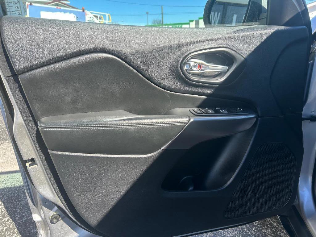 Used 2019 Jeep Cherokee Latitude Plus image 11