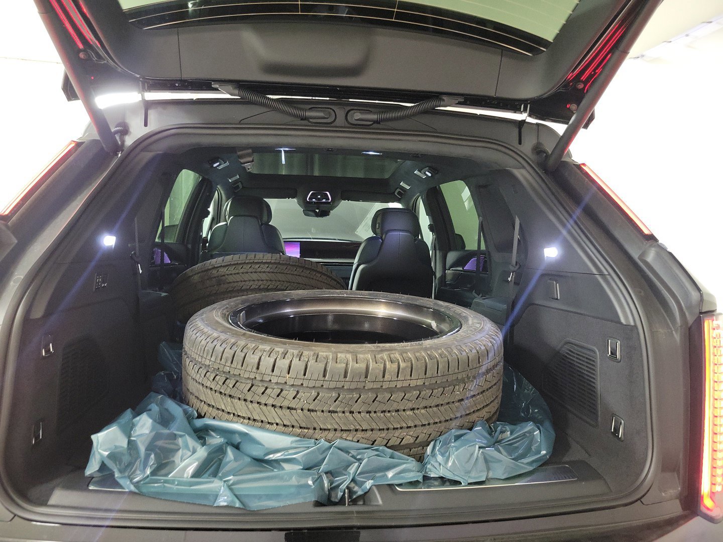 New 2025 Cadillac Escalade IQ Luxury 2 image 15