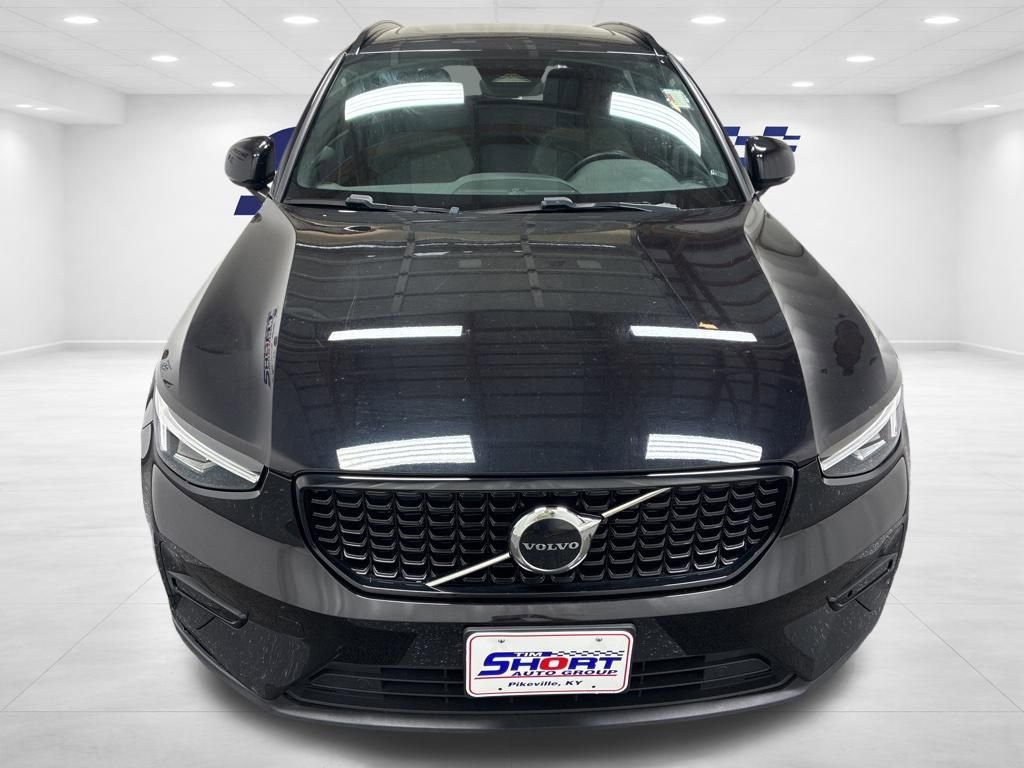 Used 2024 Volvo XC40 B5 Core image 2