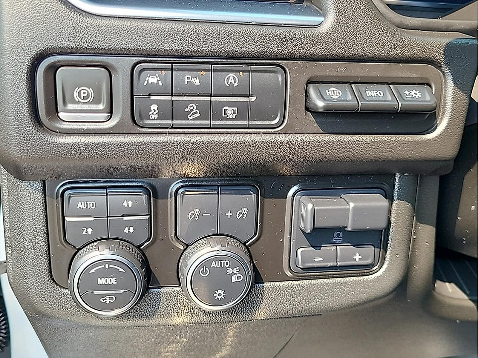 Used 2024 Chevrolet Suburban High Country AWD/4WD image 25