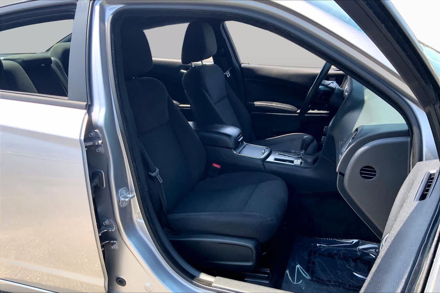 Used 2014 Dodge Charger SE RWD image 9