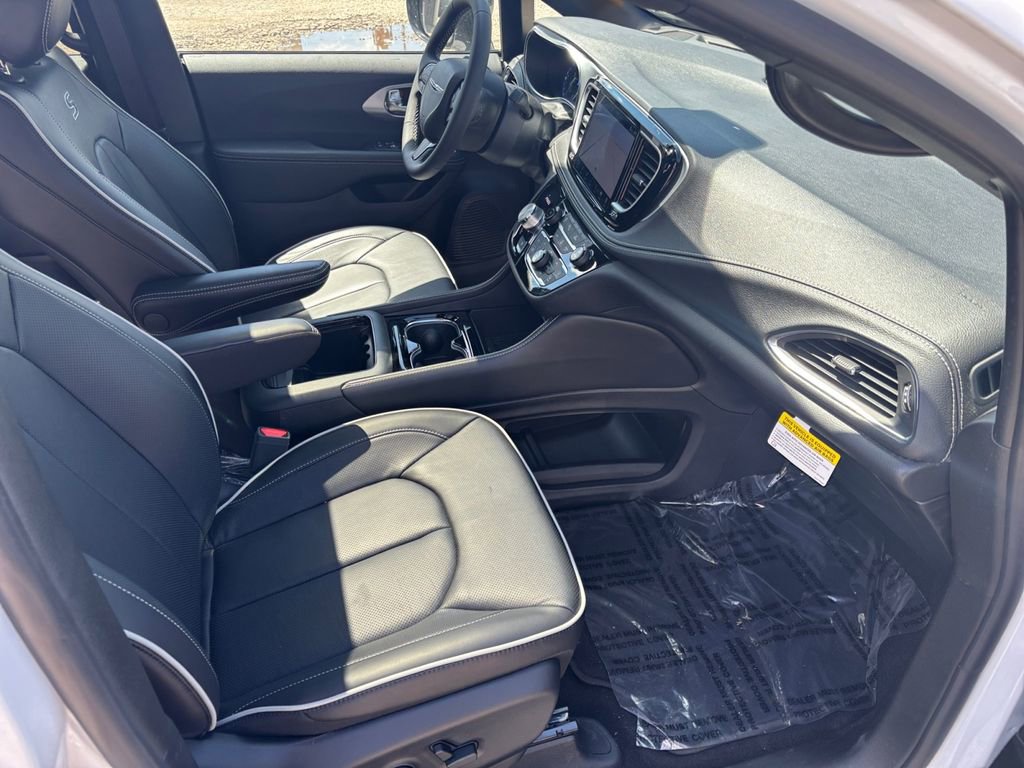 Used 2025 Chrysler Pacifica Limited FWD image 33
