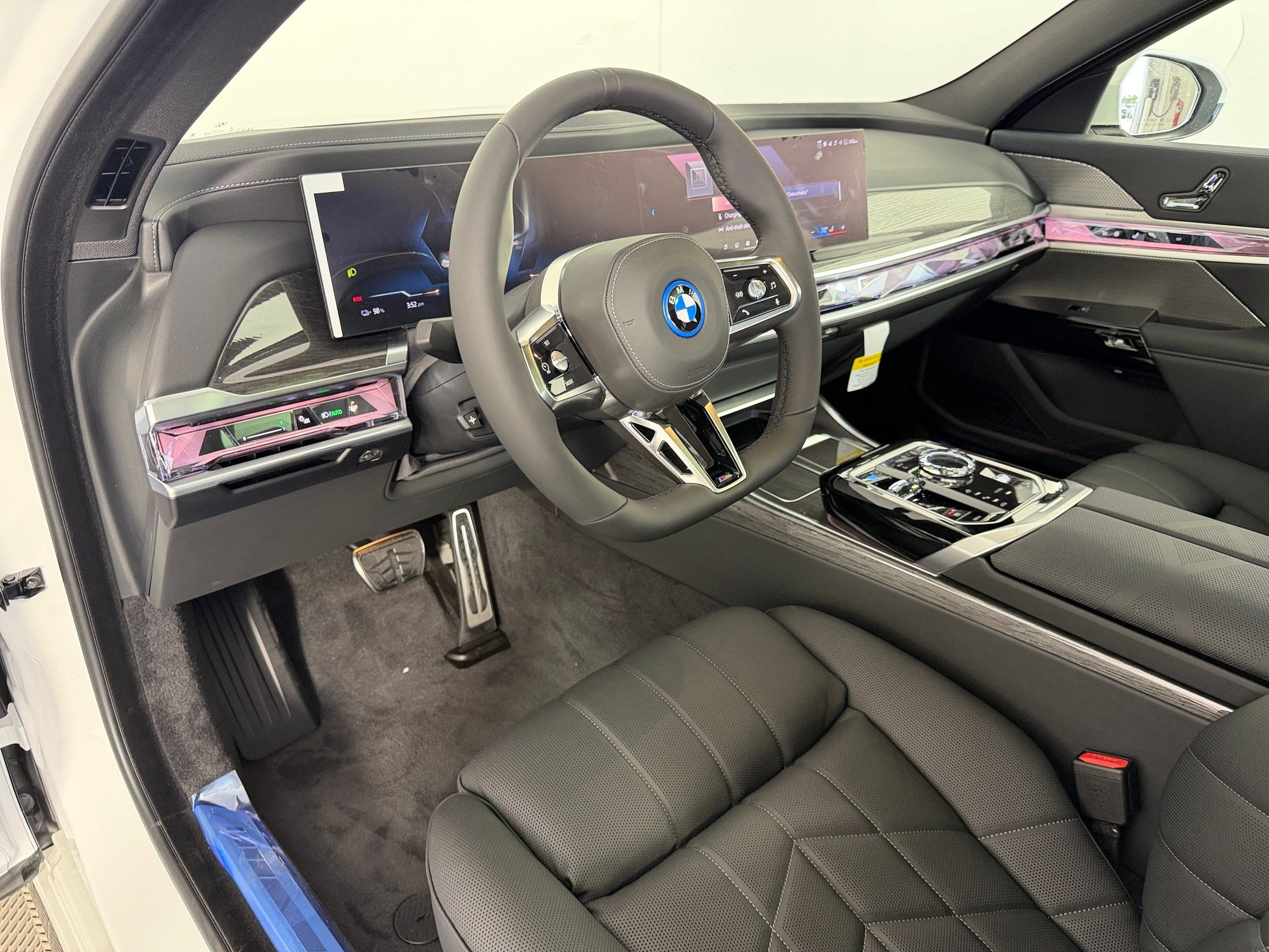 Used 2026 BMW i7 xDrive60 AWD/4WD image 4