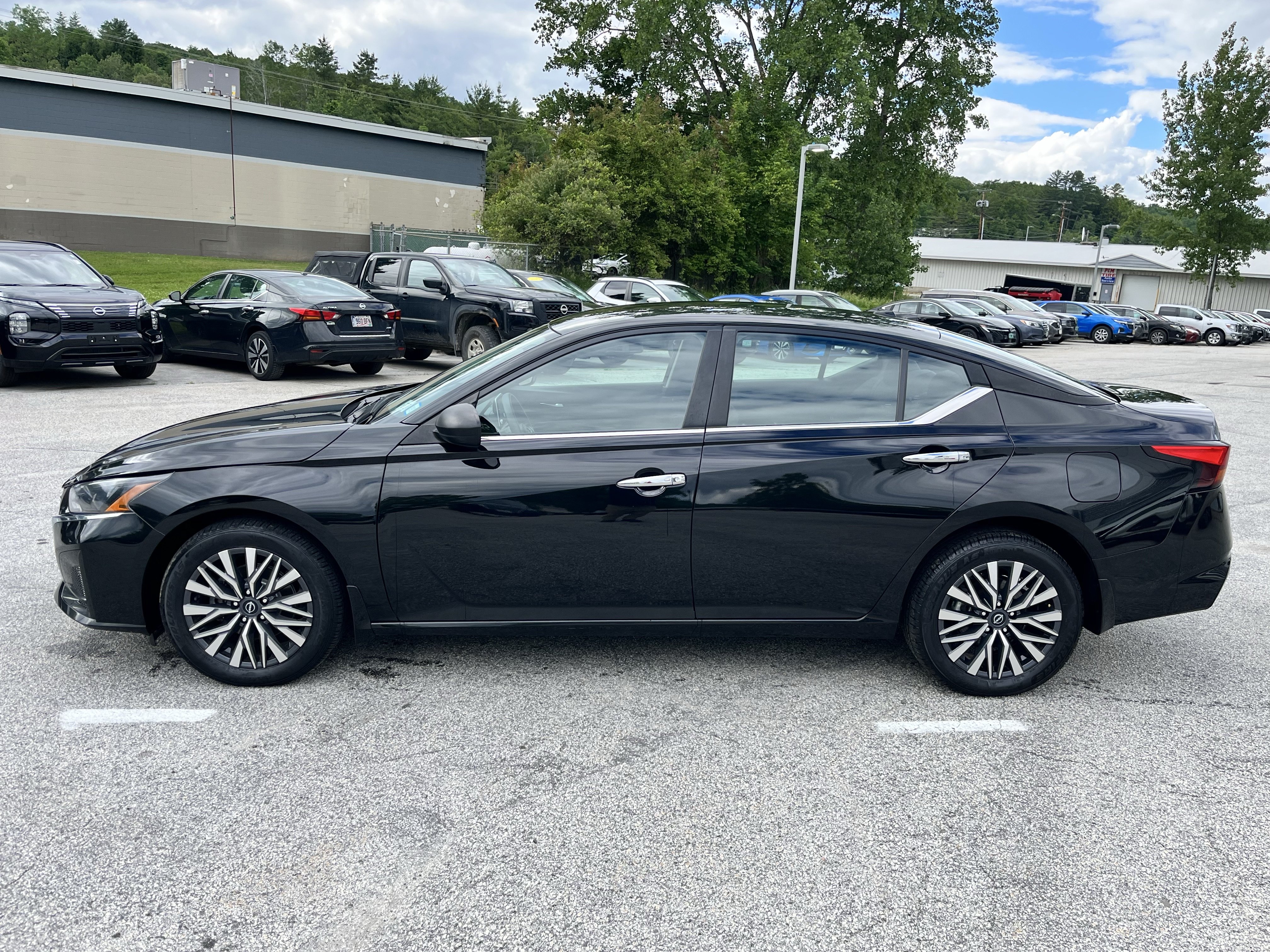 Used 2024 Nissan Altima 2.5 SV AWD/4WD image 4