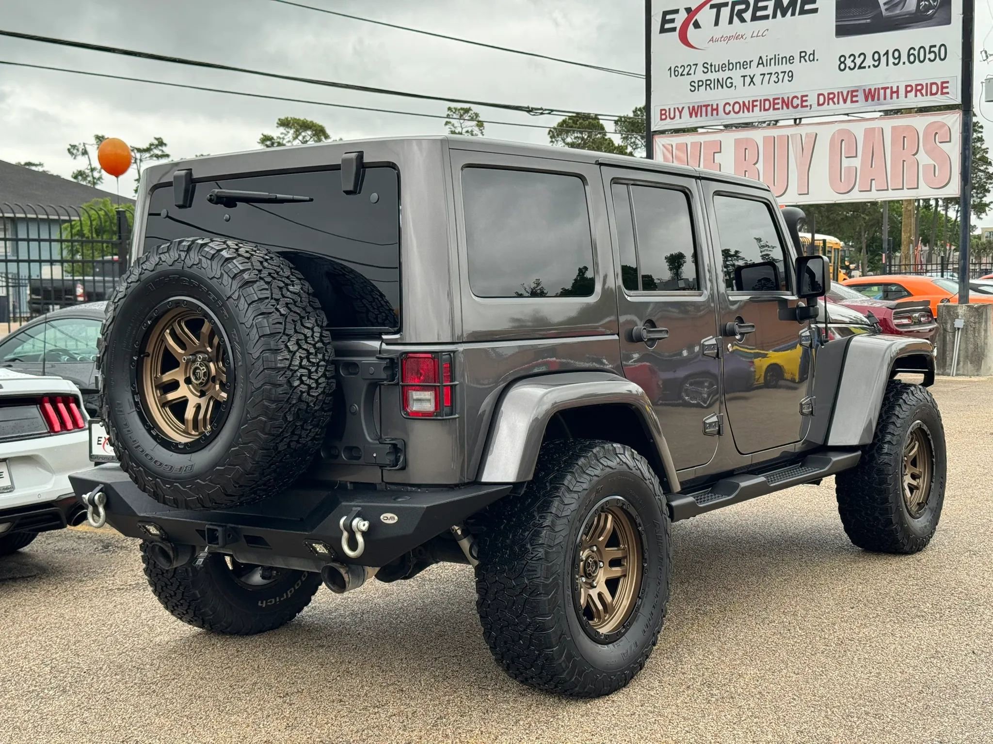 Used 2018 Jeep Wrangler Unlimited Sahara AWD/4WD image 9