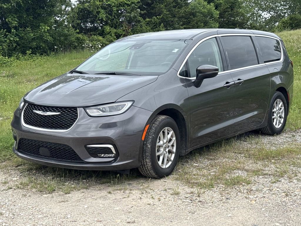 Used 2023 Chrysler Pacifica Touring-L FWD image 3