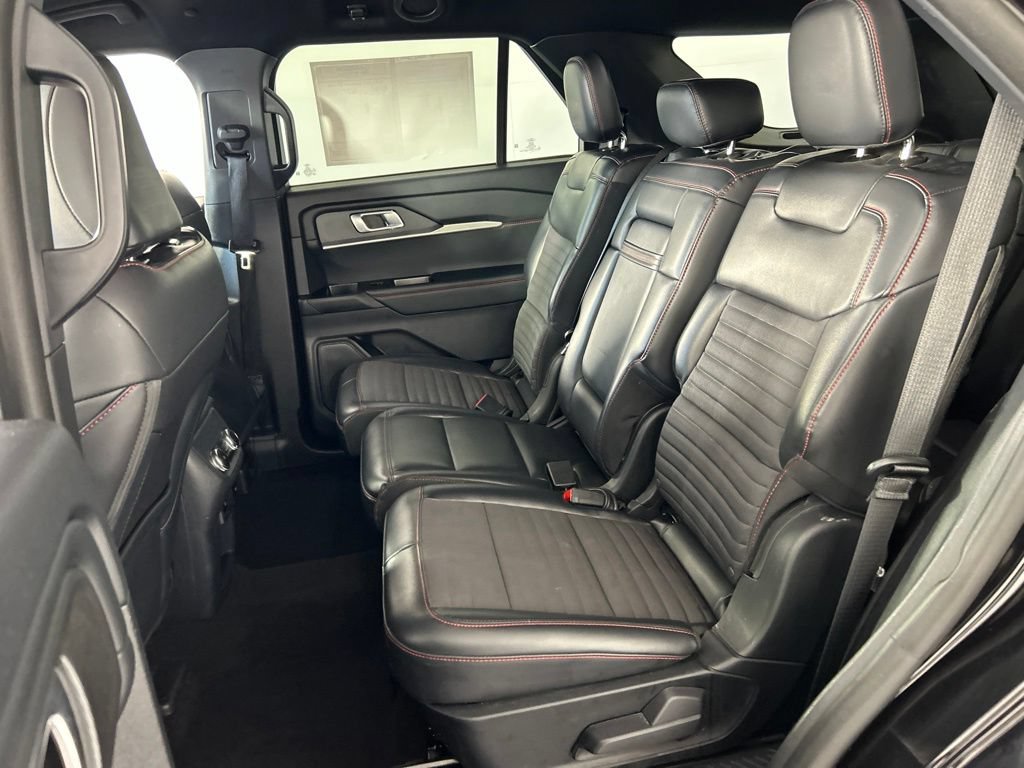 Used 2025 Ford Explorer ST-Line w/ ST-Line Street Pack AWD/4WD image 33