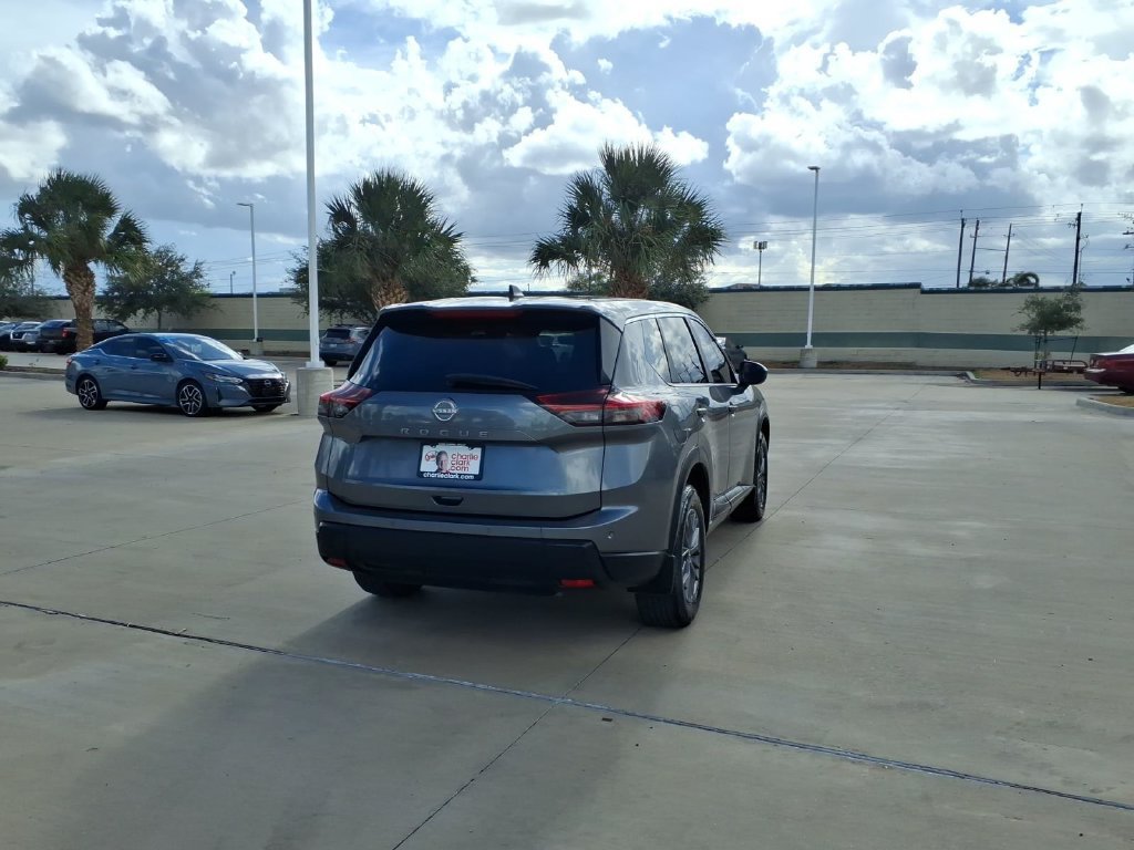 Used 2024 Nissan Rogue S FWD image 5