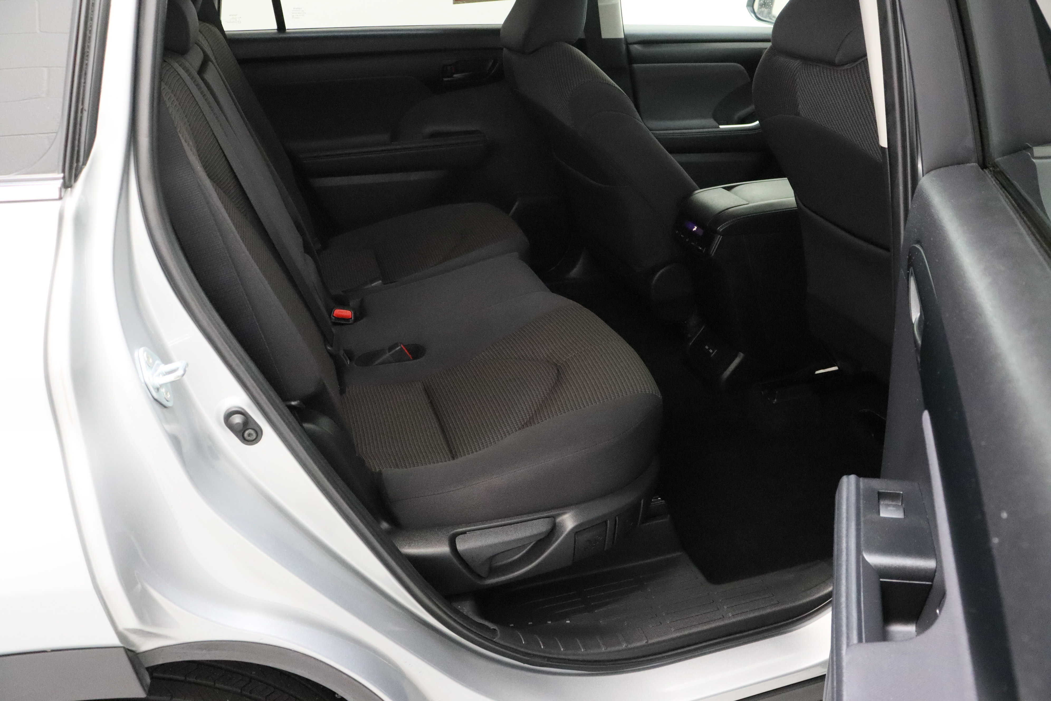 Certified 2025 Toyota Highlander LE FWD image 36