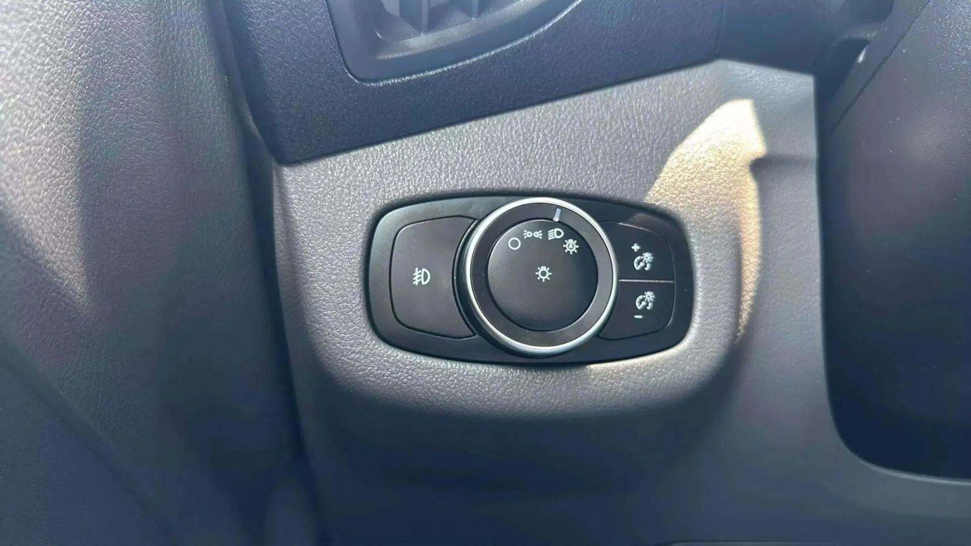 Used 2020 Ford Transit Connect XLT image 29