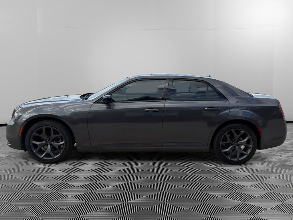 Used 2022 Chrysler 300 Touring w/ Sport Appearance Package RWD image 6