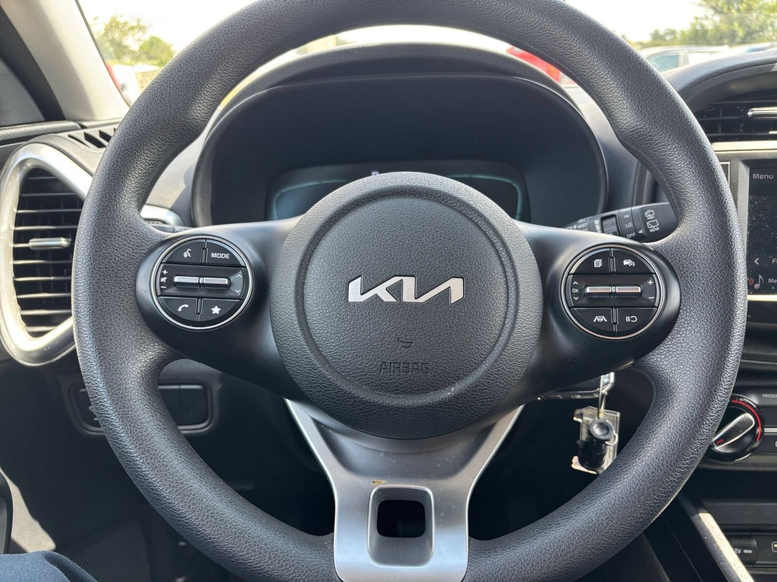 Used 2025 Kia Soul LX w/ LX Technology Package FWD image 25