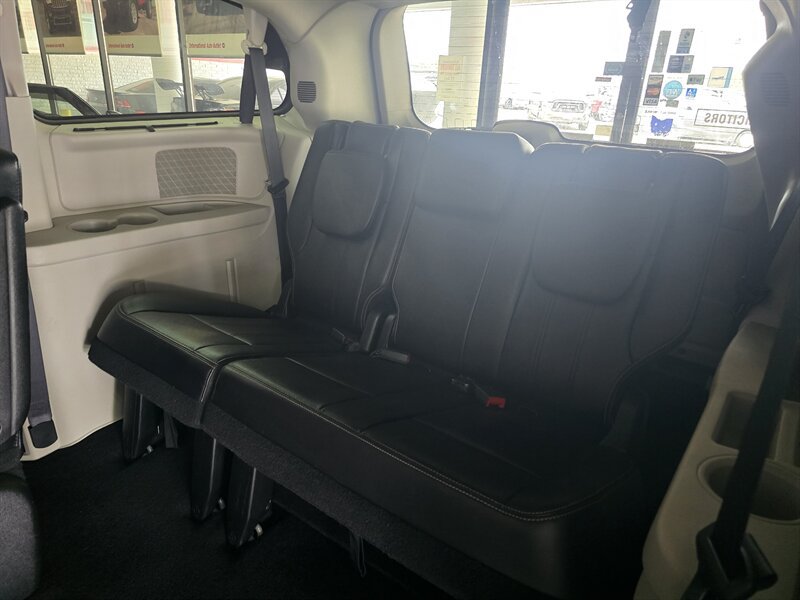 Used 2015 Chrysler Town & Country Touring w/ Driver Convenience Group FWD image 11