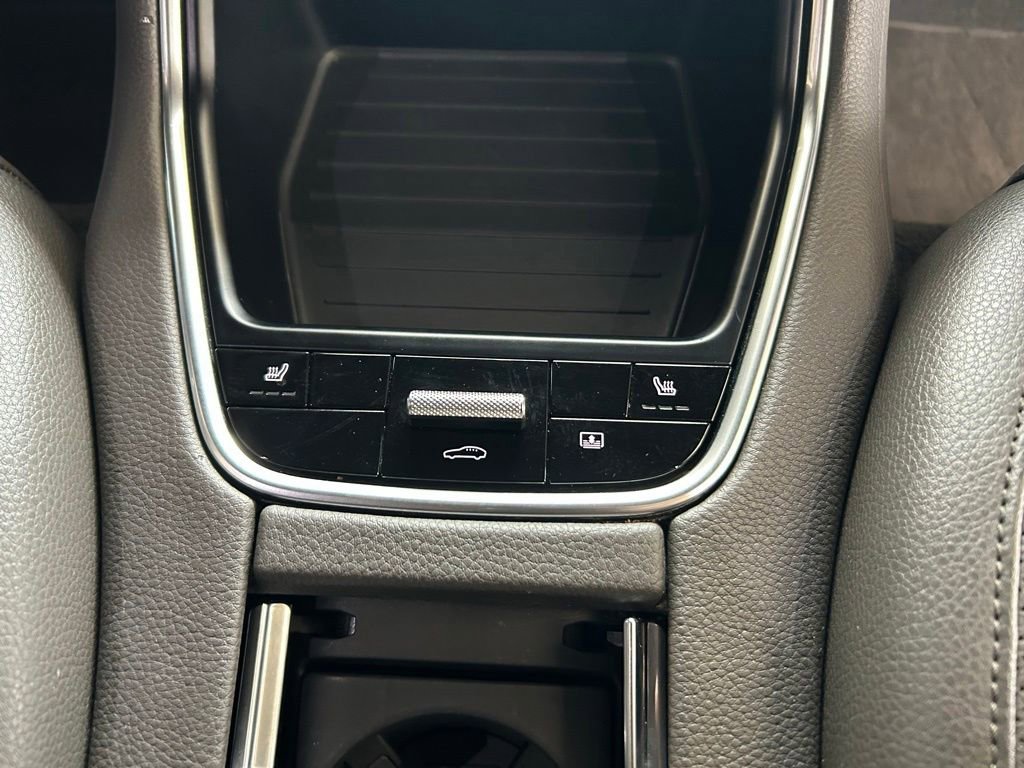 Used 2018 Porsche Panamera 4 AWD/4WD image 31