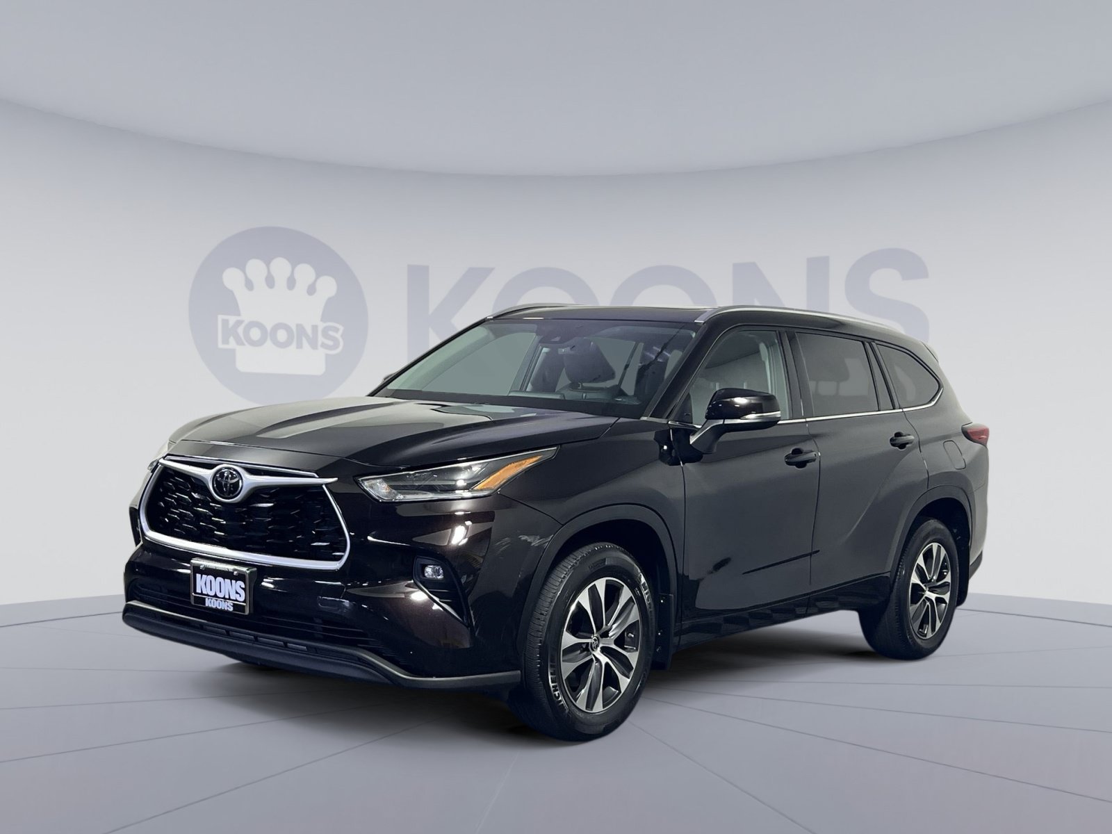 Used 2021 Toyota Highlander XLE AWD/4WD image 1