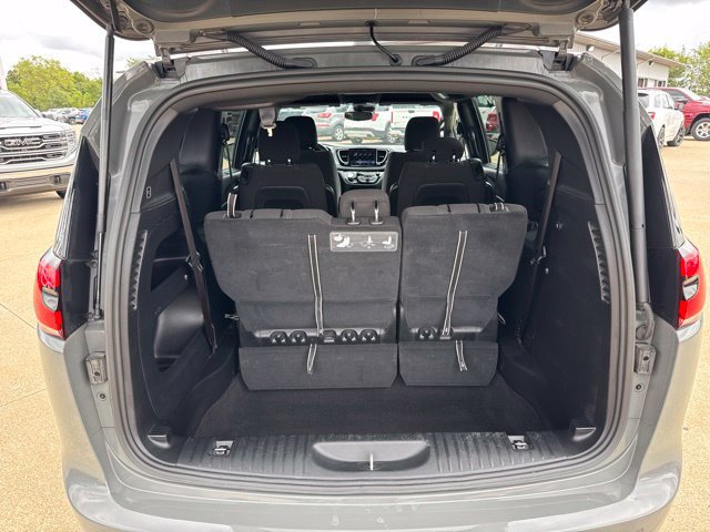Used 2021 Chrysler Pacifica Touring w/ S Appearance Package FWD image 23