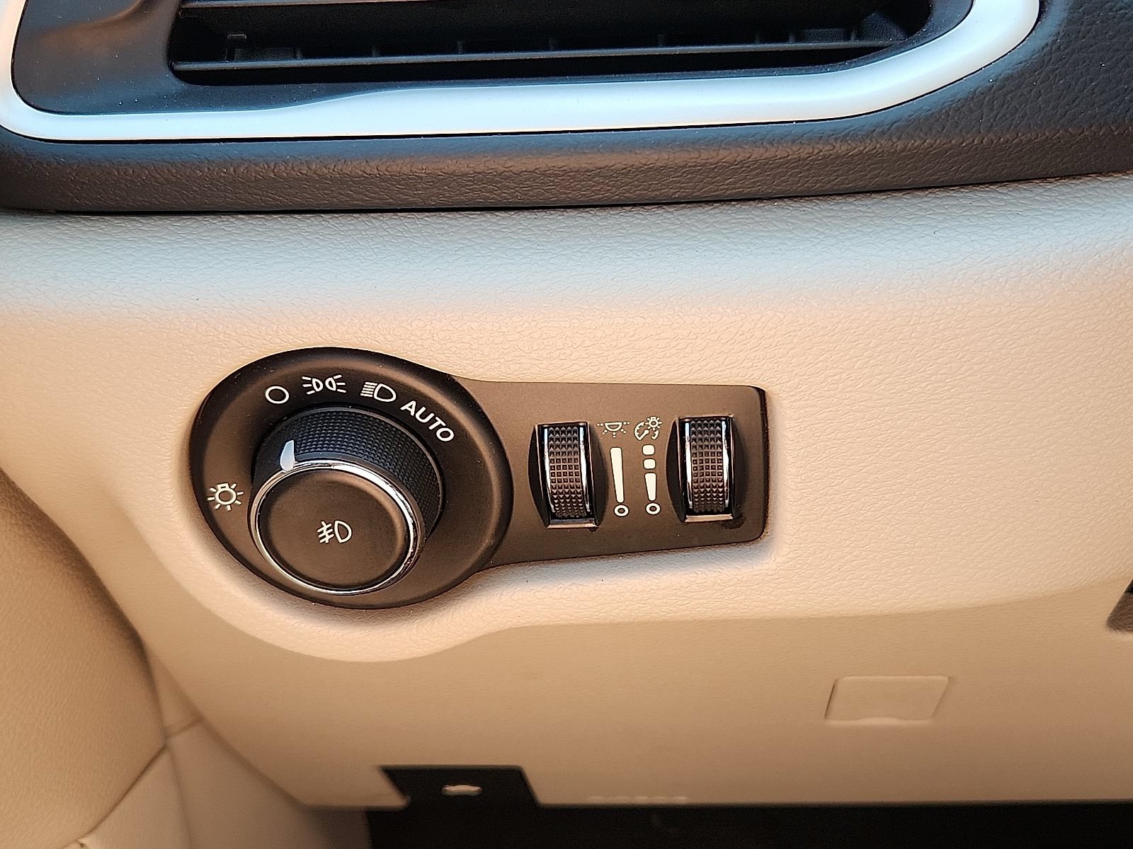 Used 2023 Chrysler Pacifica Touring-L FWD image 17