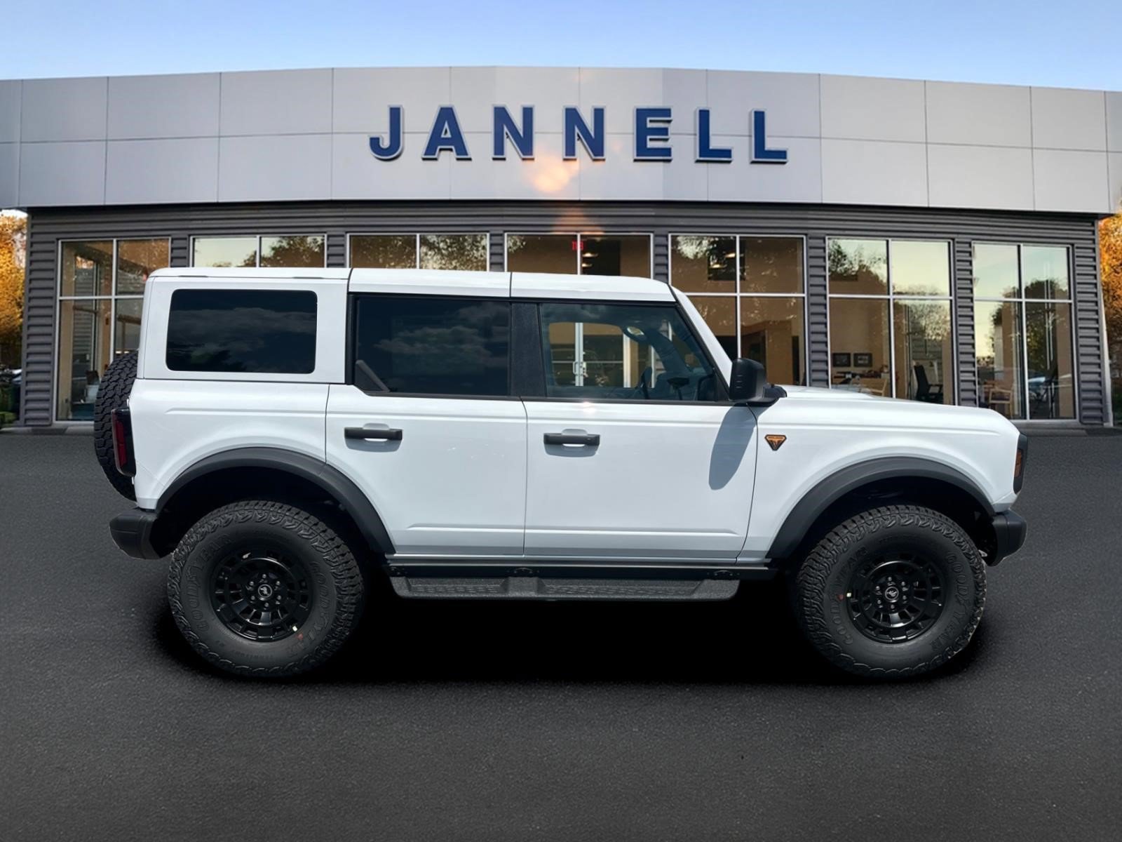 New 2026 Ford Bronco Badlands w/ Sasquatch Package AWD/4WD image 4