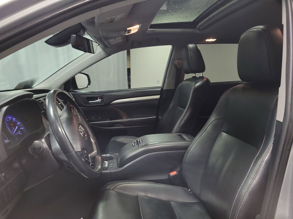 Used 2019 Toyota Highlander XLE image 12