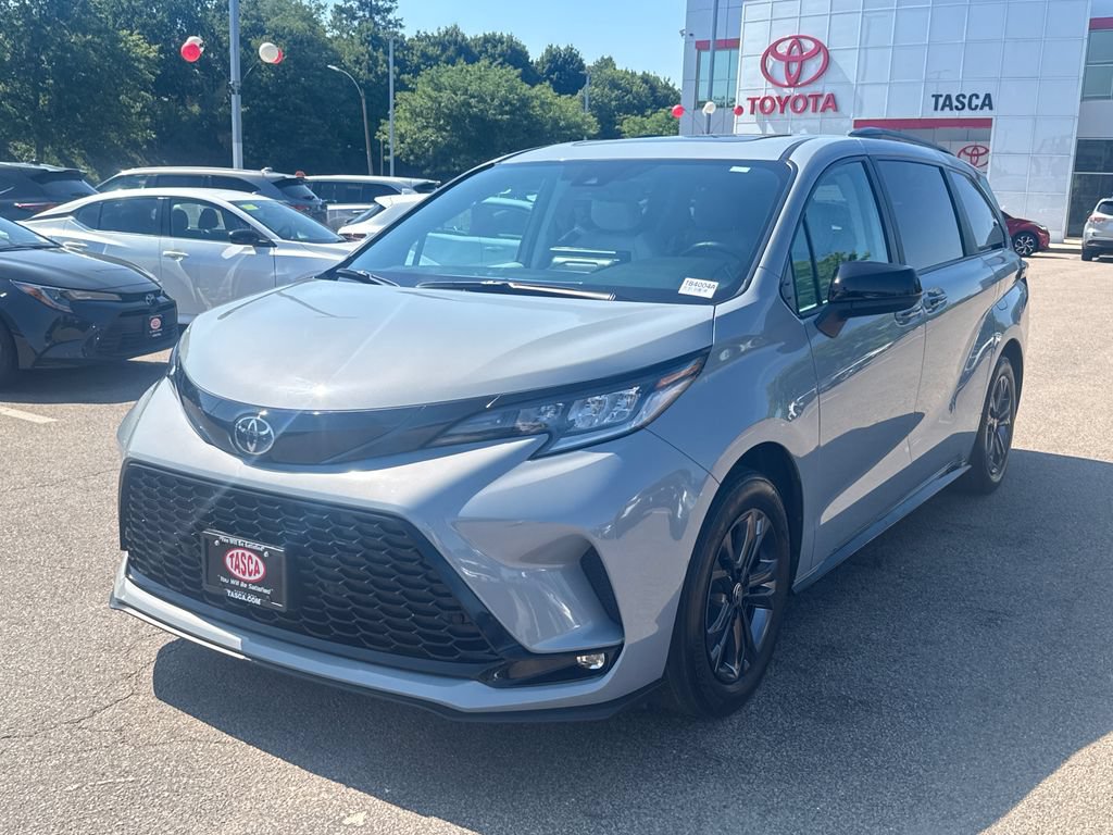 Used 2026 Toyota Sienna XSE AWD/4WD image 3