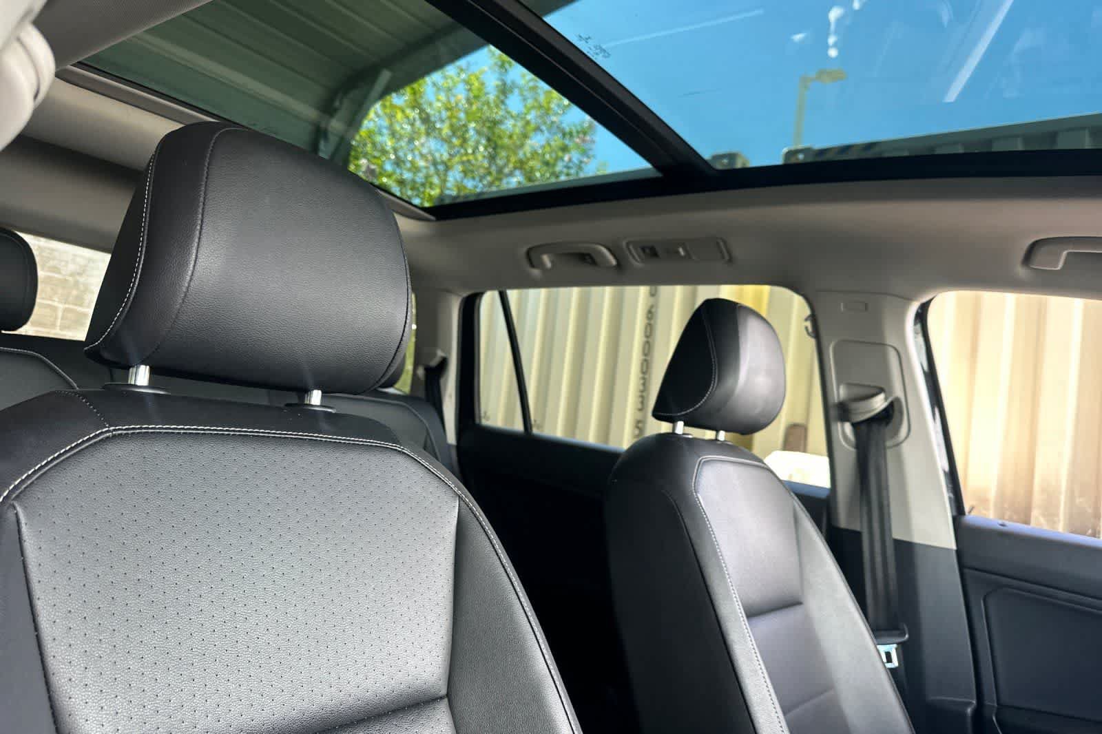 Used 2021 Volkswagen Tiguan SE w/ Panoramic Sunroof Package AWD/4WD image 19