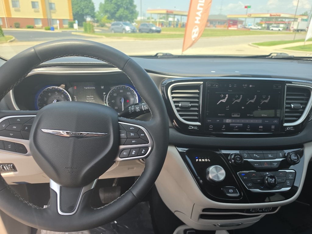 Used 2024 Chrysler Pacifica Touring-L FWD image 9