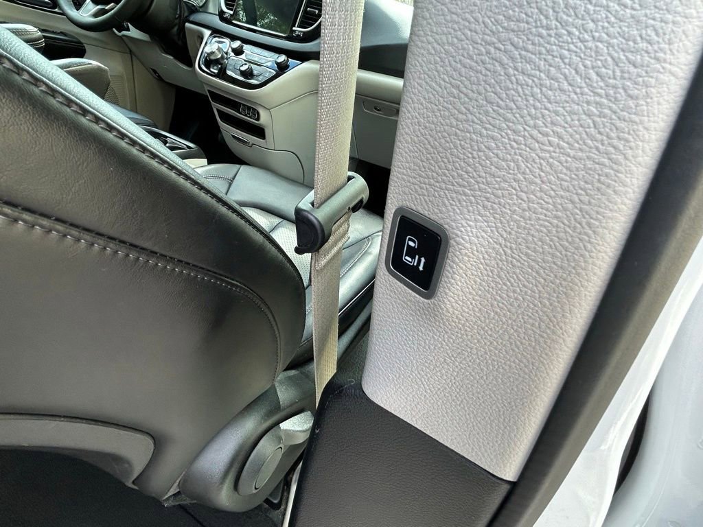 Certified 2024 Chrysler Pacifica Touring-L image 36