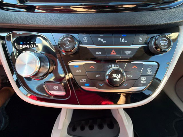 Used 2024 Chrysler Pacifica Touring-L FWD image 21