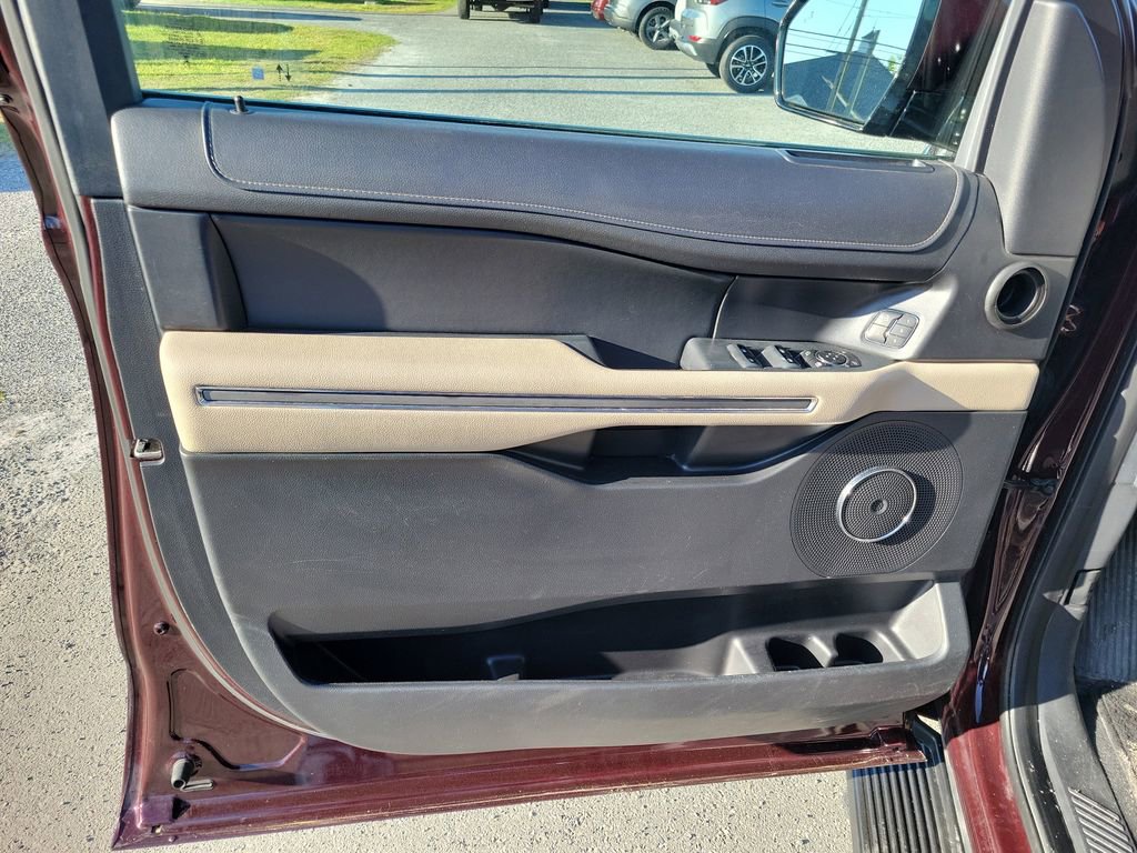 Used 2024 Ford Expedition Max XLT image 12