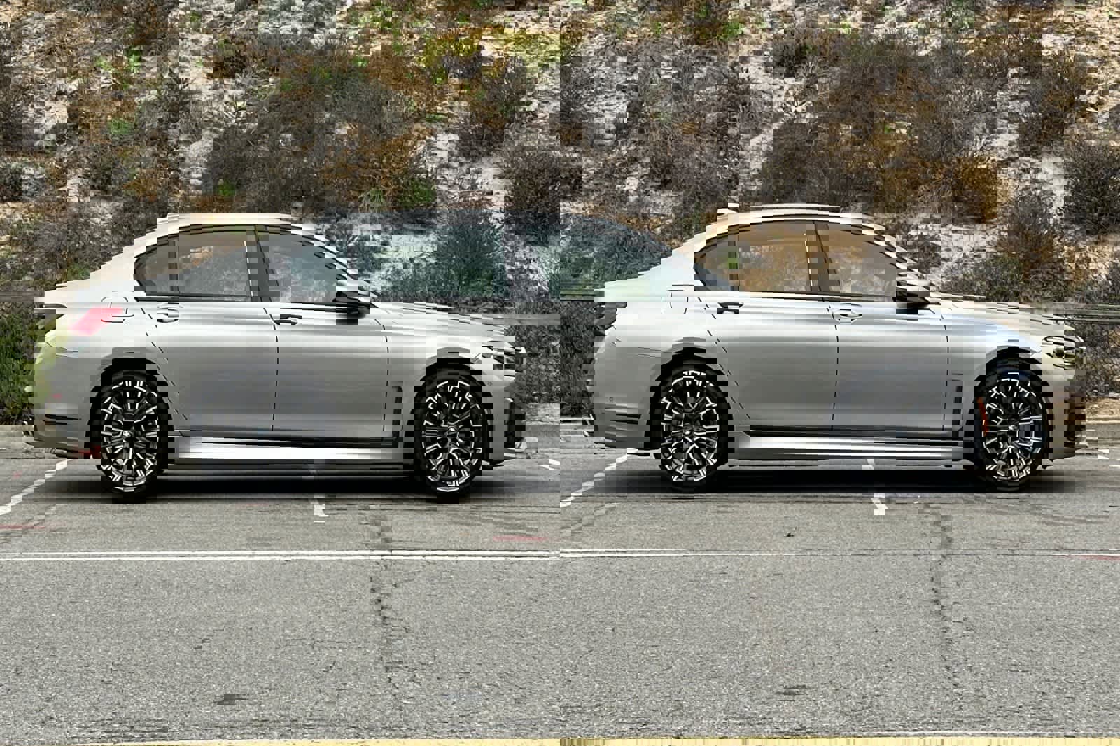 Used 2022 BMW 740i w/ M Sport Package image 6