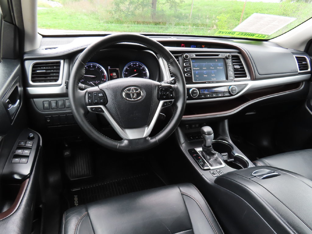 Used 2017 Toyota Highlander XLE AWD/4WD image 4