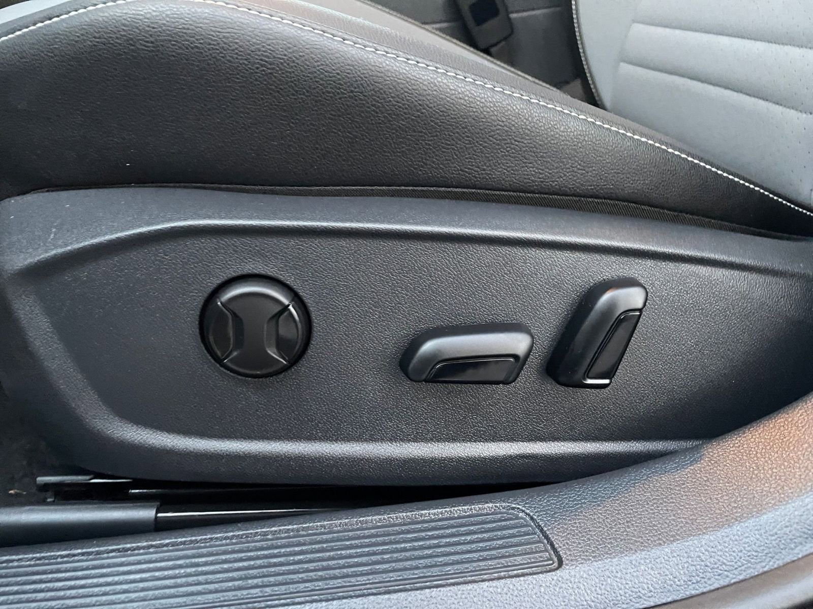 Used 2025 Volkswagen Jetta SE image 23