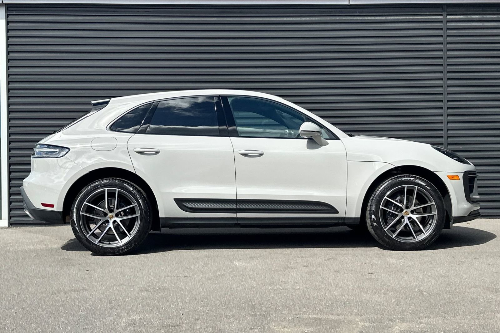 Used 2025 Porsche Macan image 9